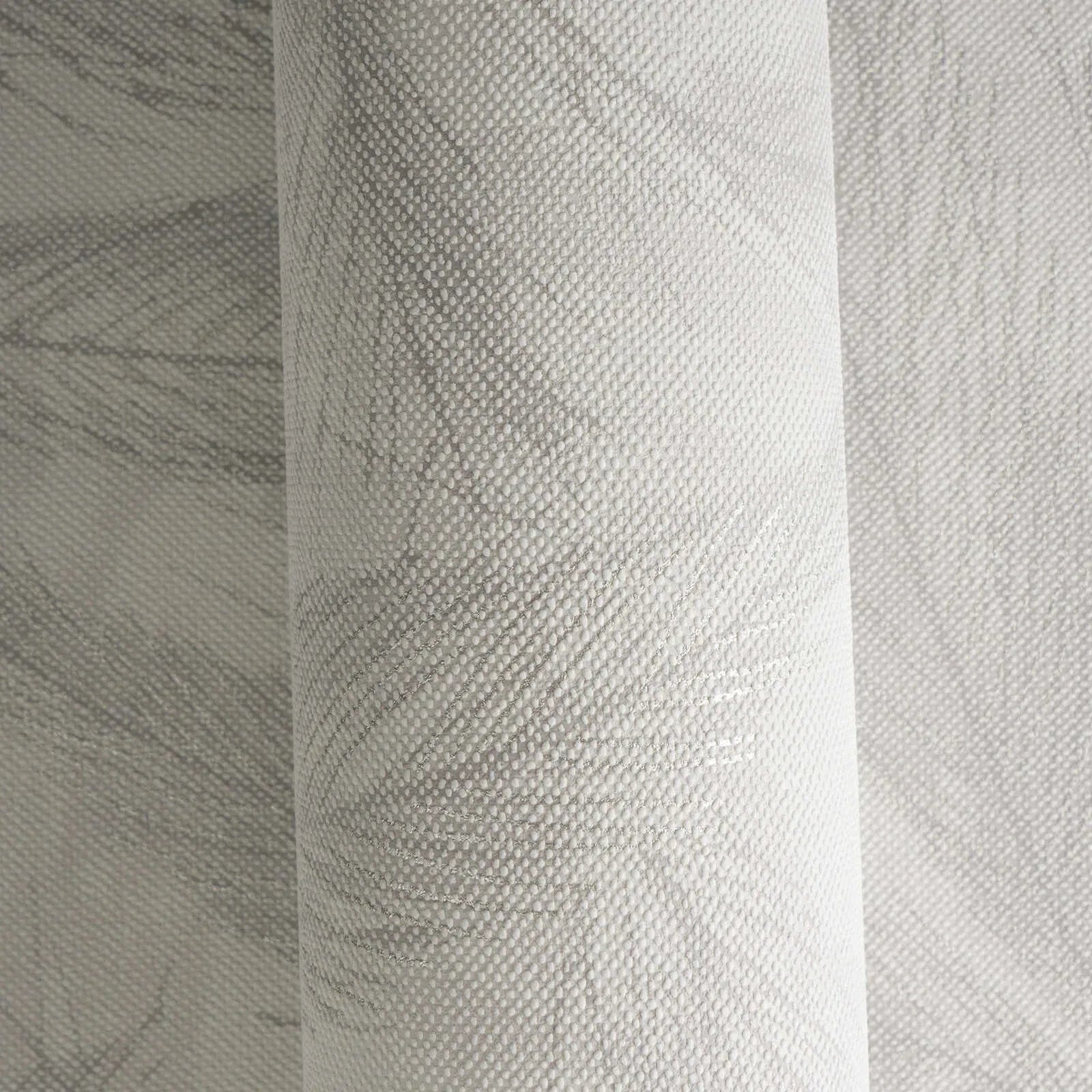 Pelēkas tapetes ar spalvu rakstu un sudraba spīdumu | 3010664