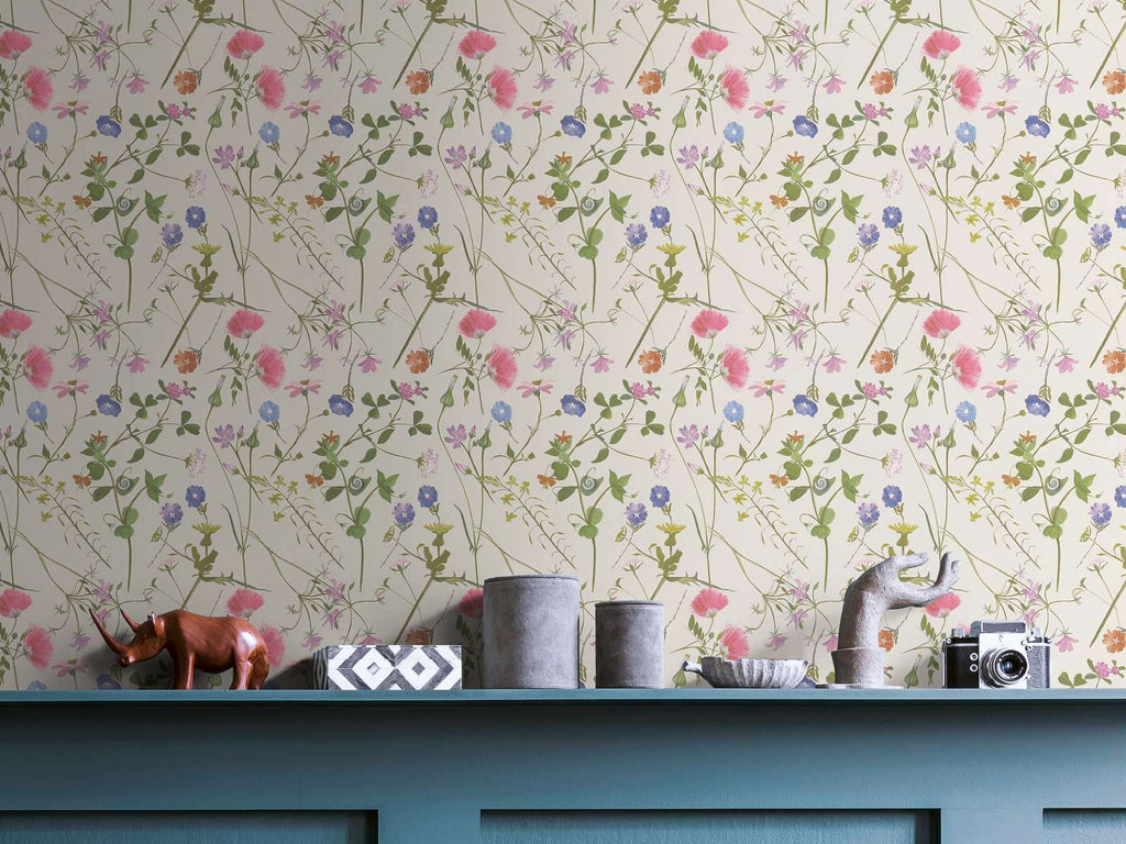 Floralas tapetes ar detalizētu daudzkrāsainu ziedu motīvu - istabas interjerā
