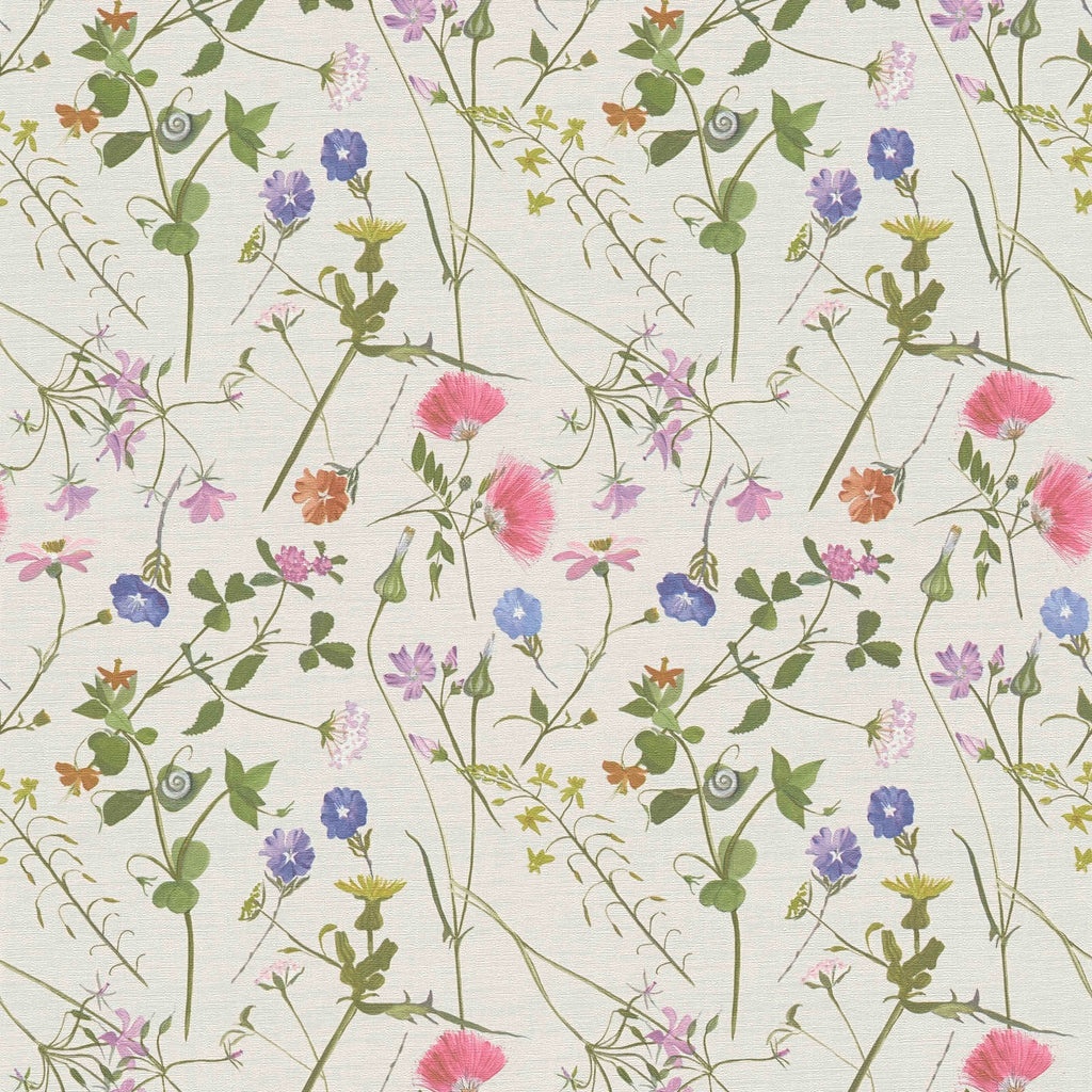 Floralas tapetes ar detalizētu daudzkrāsainu ziedu motīvu - guļamistabas interjerā