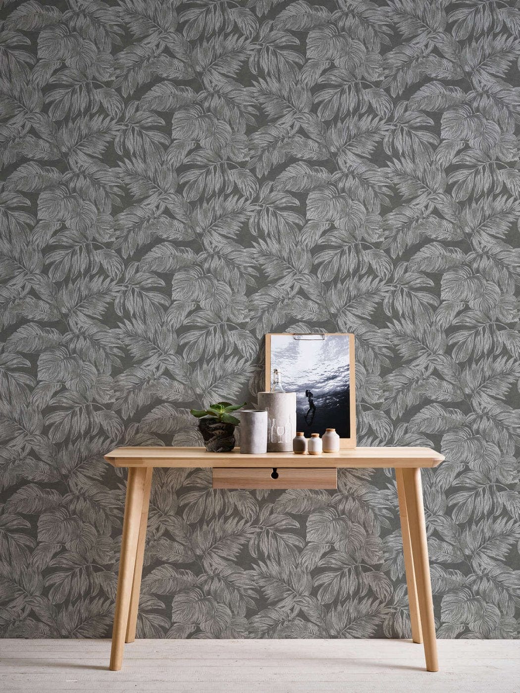 Džungļu dizaina tapetes ar sudraba un pelēkiem toņiem eksotiskai noskaņai