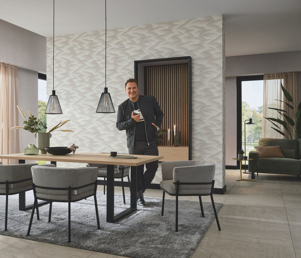 Neitrālas pelēkas un taupe toņu tapetes ar ģeometrisku viļņu rakstu, 3751666, skats interjerā 3