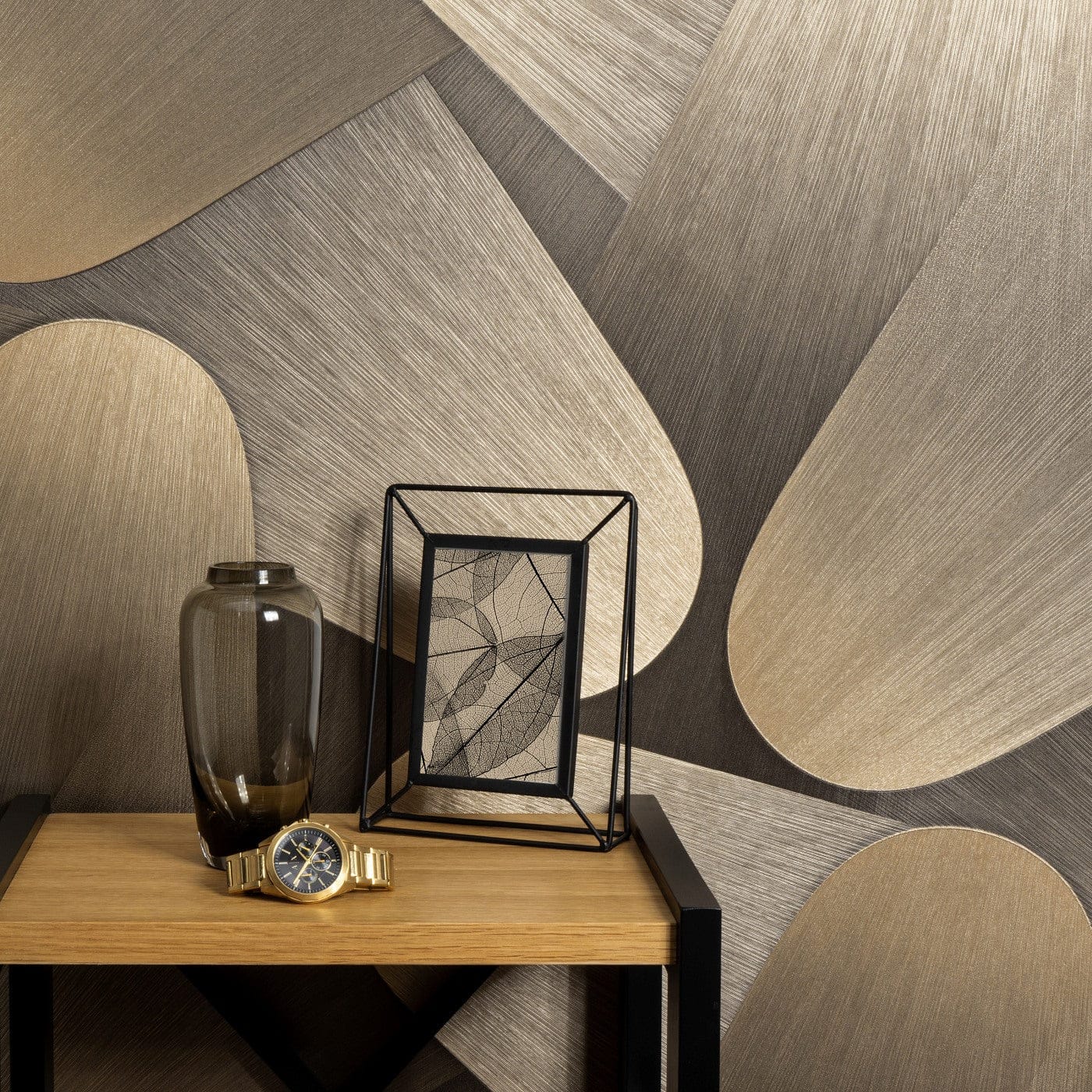 Modernas tapetes ar izliektām 3D formām zelta un brūnā krāsā 3763613