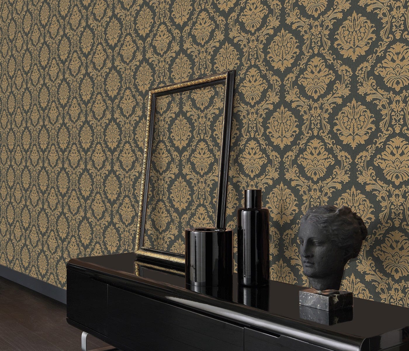 Melnas un zelta tapetes ar damaskas dizainu un satīna efektu, 3731317, viesistabai - interjers 2