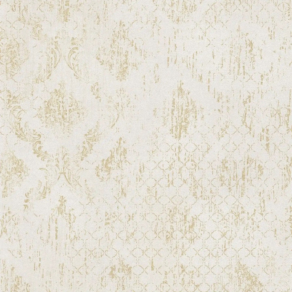 Ornamentālas tapetes ar zeltainiem akcentiem krēmkrāsas tonī - istabas interjerā