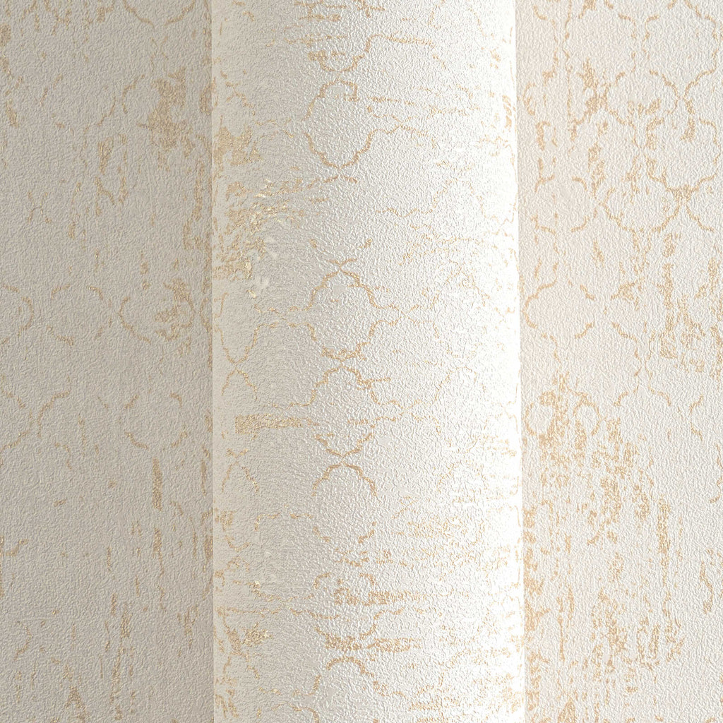 Ornamentālas tapetes ar zeltainiem akcentiem krēmkrāsas tonī - vizualizācija interjerā