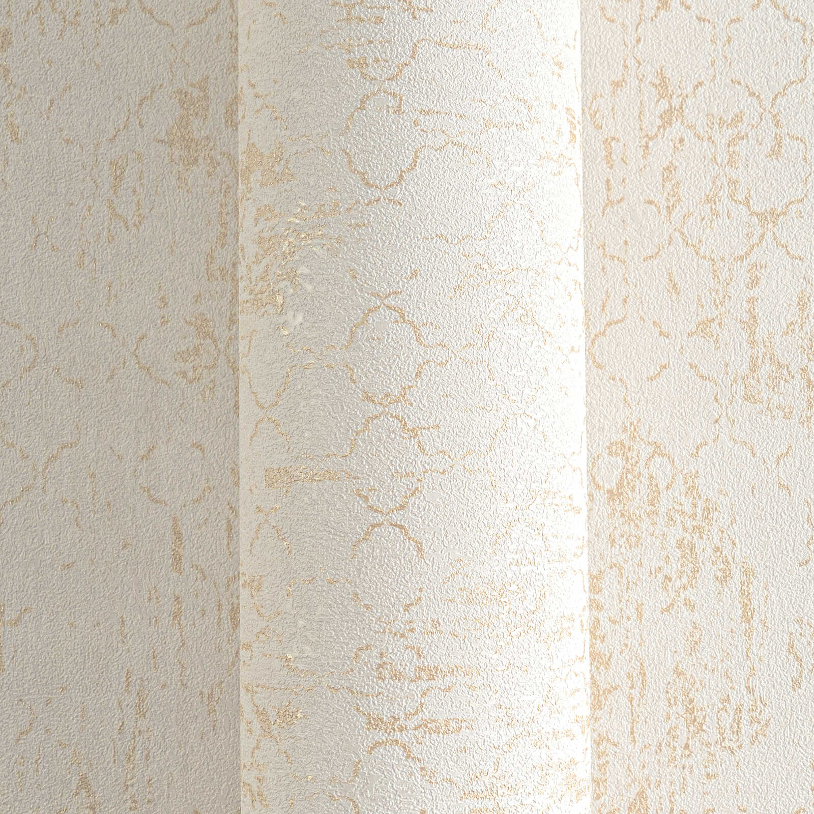 Ornamentālas tapetes ar zeltainiem akcentiem krēmkrāsas tonī - vizualizācija interjerā