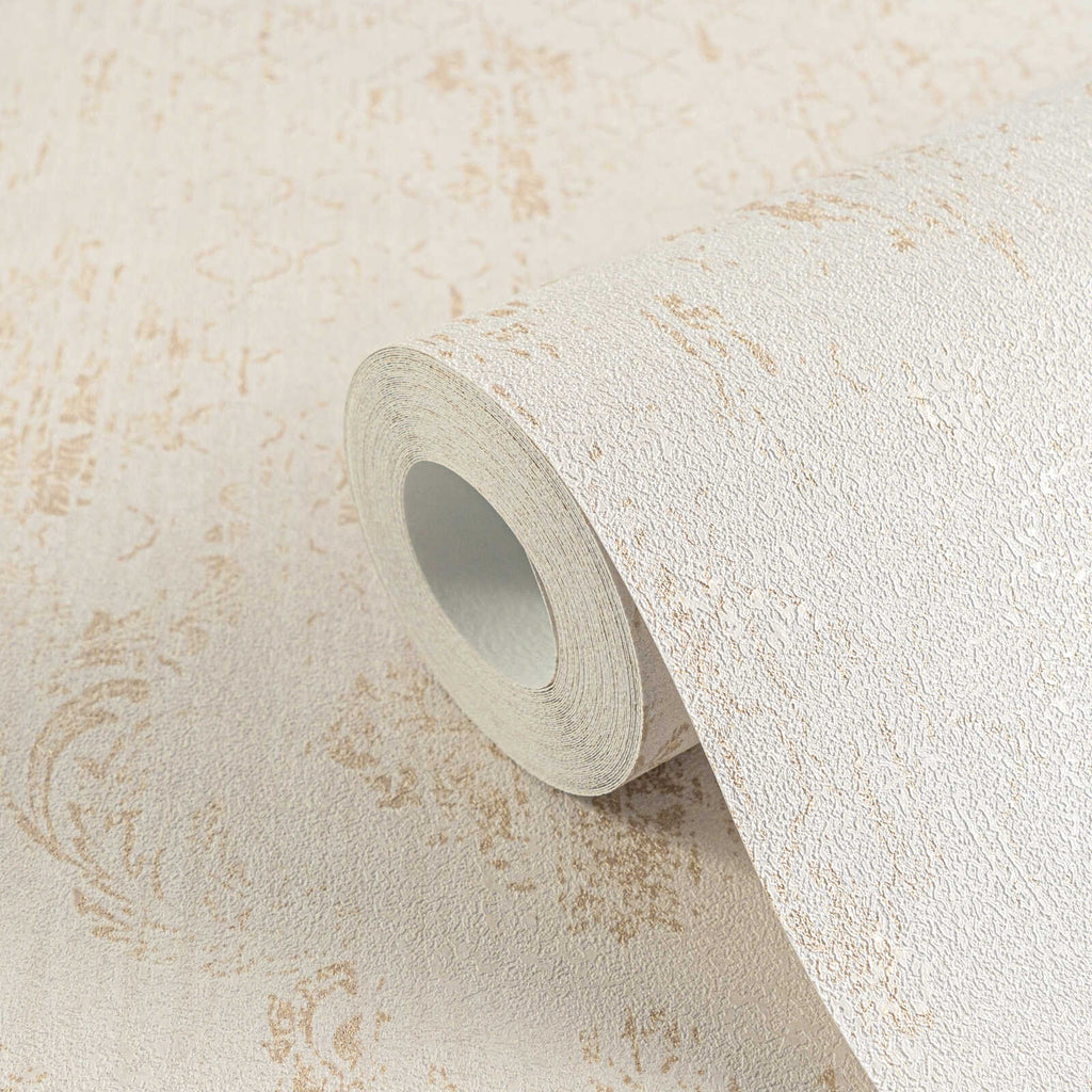 Ornamentālas tapetes ar zeltainiem akcentiem krēmkrāsas tonī - guļamistabas interjerā
