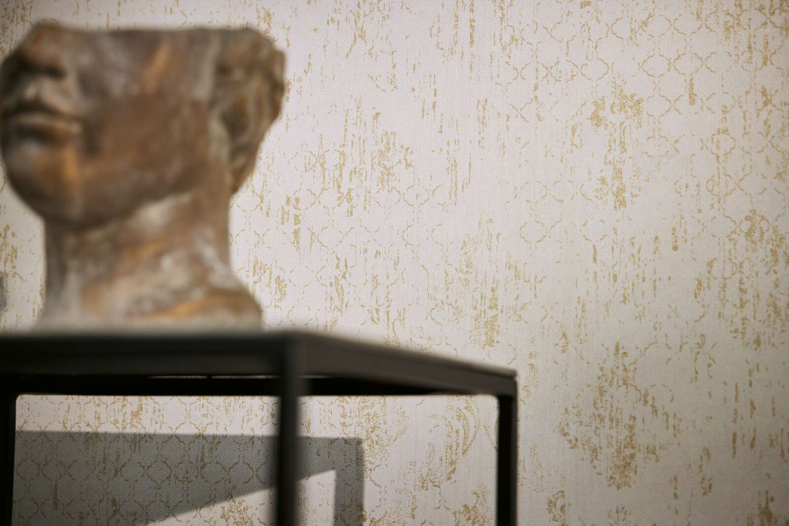 Ornamentālas tapetes ar zeltainiem akcentiem krēmkrāsas tonī - idejas interjerām