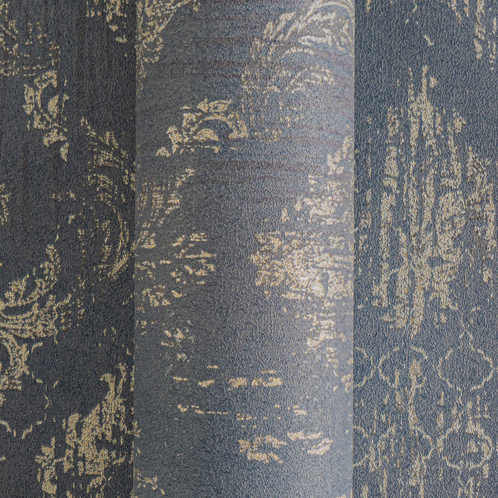 Melnas tapetes ar klasisku ornamentu un zelta efektu - vizualizācija interjerā