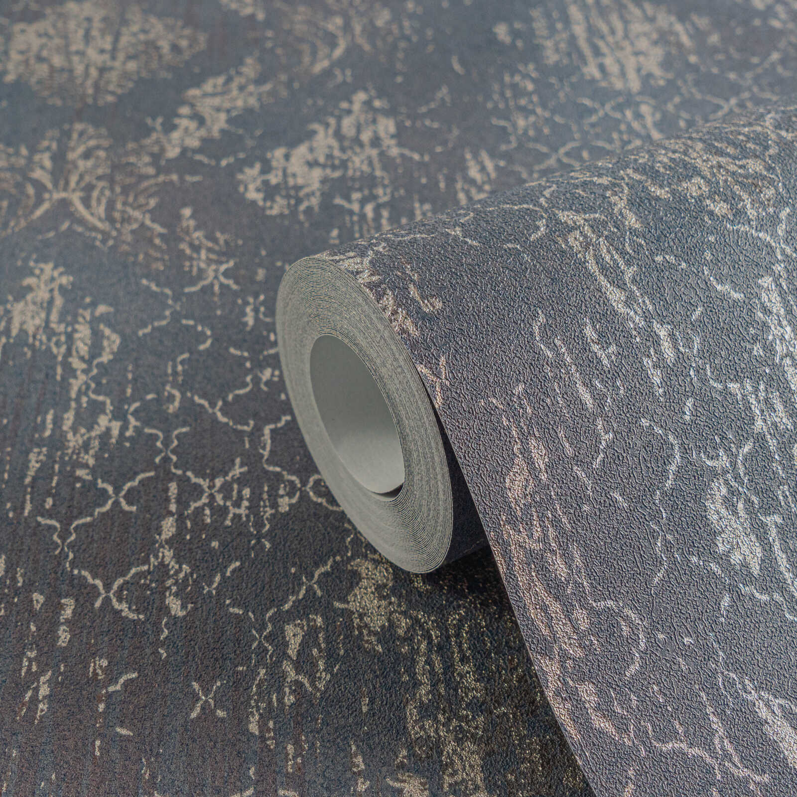 Melnas tapetes ar klasisku ornamentu un zelta efektu - guļamistabas interjerā