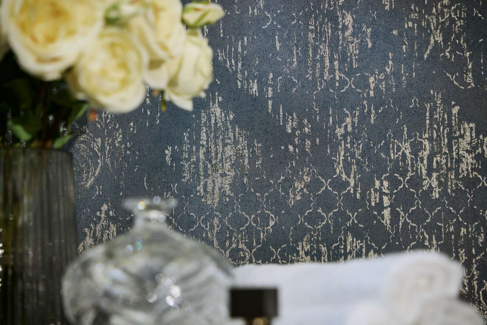 Melnas tapetes ar klasisku ornamentu un zelta efektu - idejas interjerām