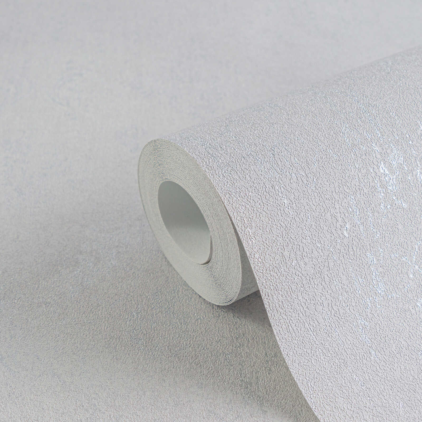 Klasiska stila tapetes ar ornamentu un sudraba spīdumiem pelēkā tonī - guļamistabas interjerā