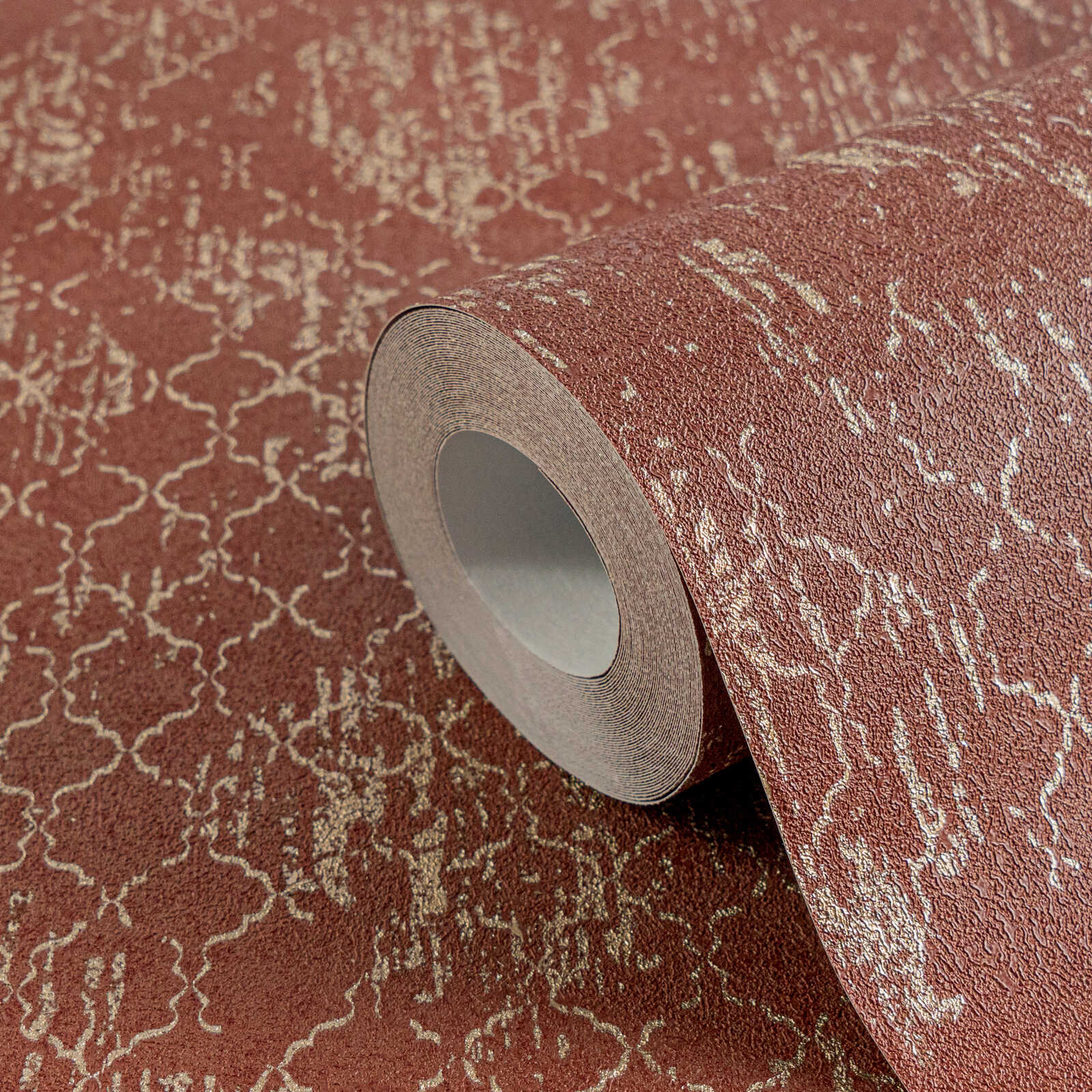 Sarkanās tapetes ar klasisku rakstu un zeltainu spīdumu - viesistabas interjerā