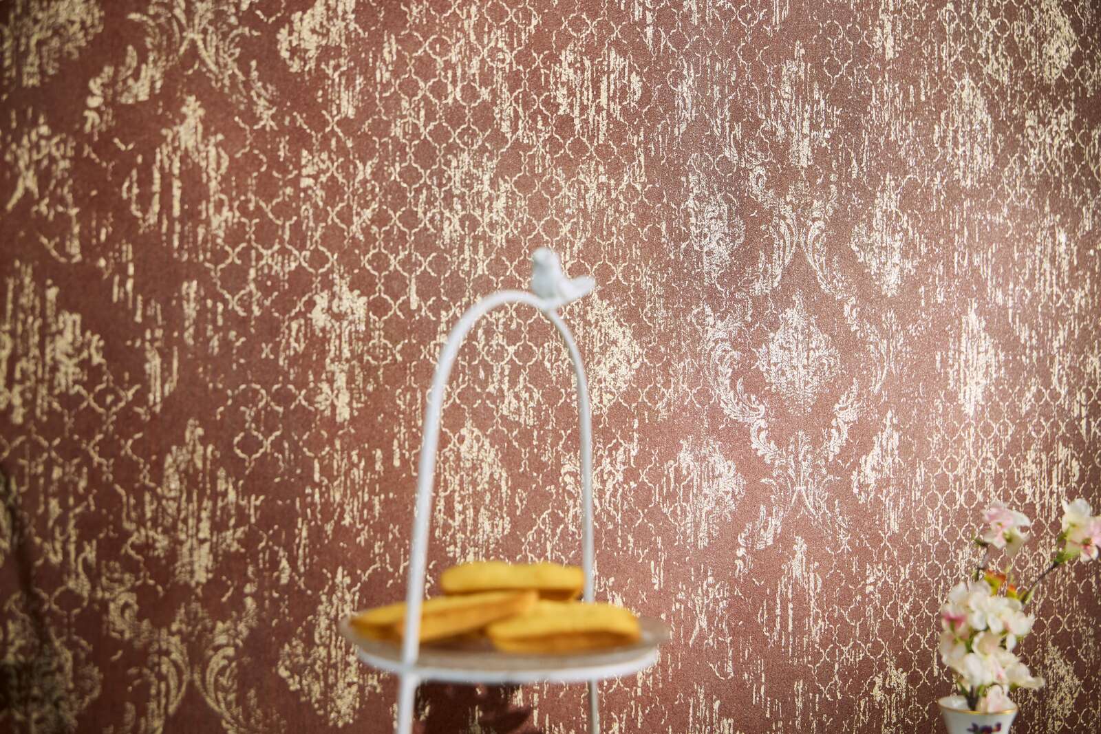 Sarkanās tapetes ar klasisku rakstu un zeltainu spīdumu - idejas interjerām