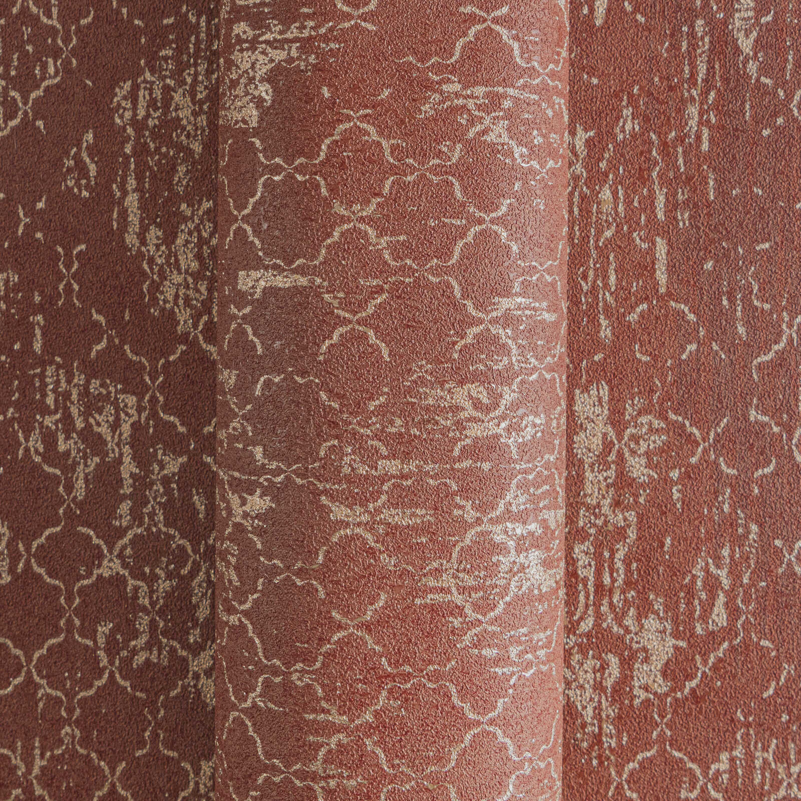 Sarkanās tapetes ar klasisku rakstu un zeltainu spīdumu - vizualizācija interjerā