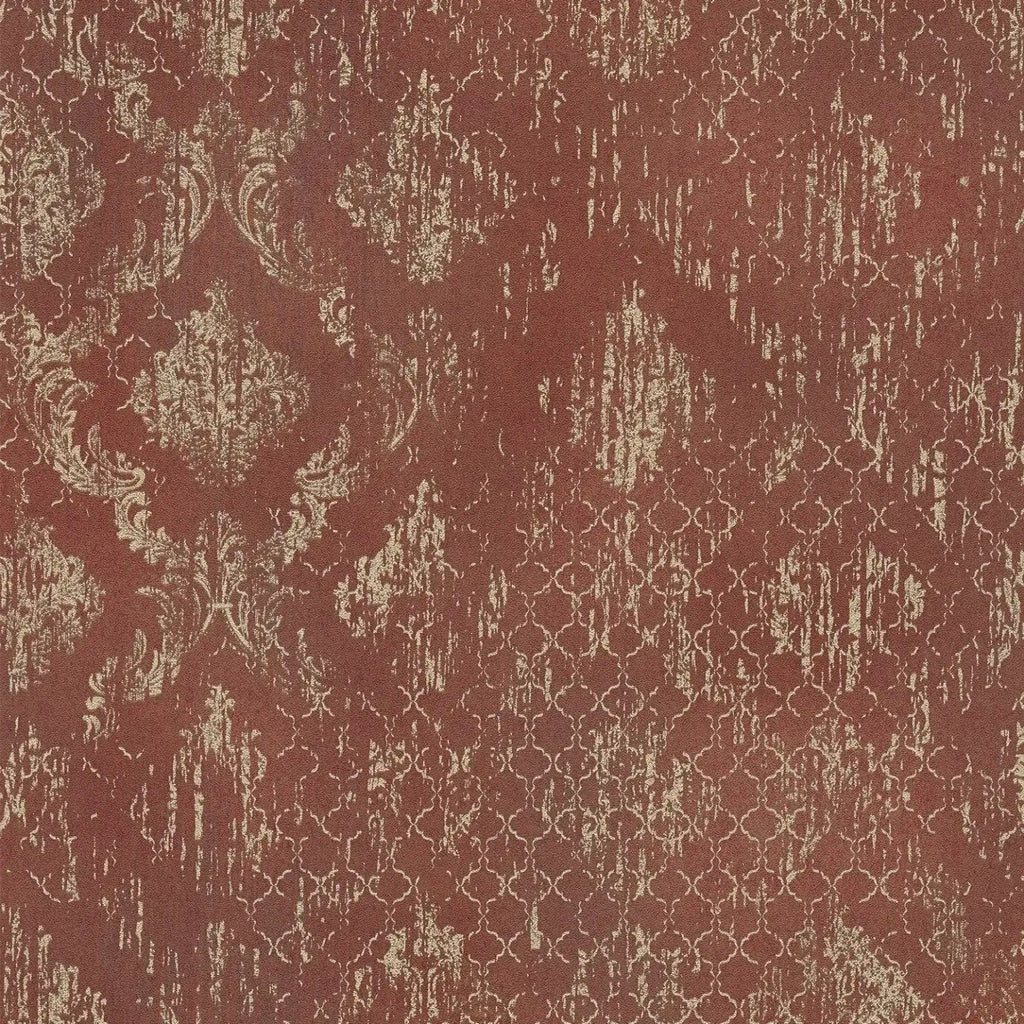 Sarkanās tapetes ar klasisku rakstu un zeltainu spīdumu - istabas interjerā