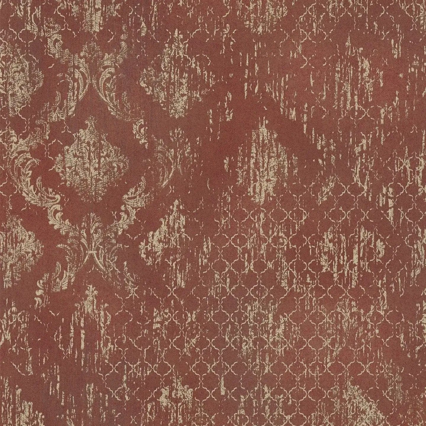 Sarkanās tapetes ar klasisku rakstu un zeltainu spīdumu - istabas interjerā