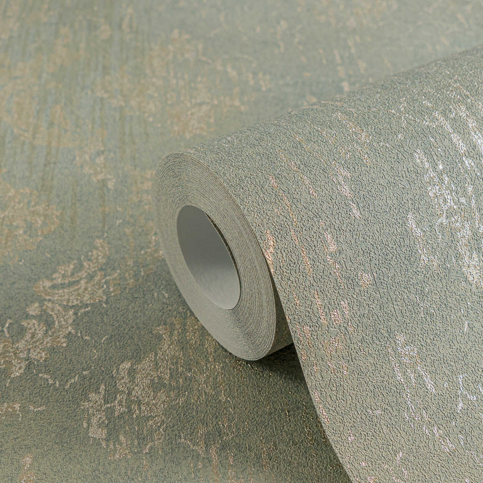 Zaļas tapetes ar greznu ornamentu un zeltainiem akcentiem - idejas interjerām