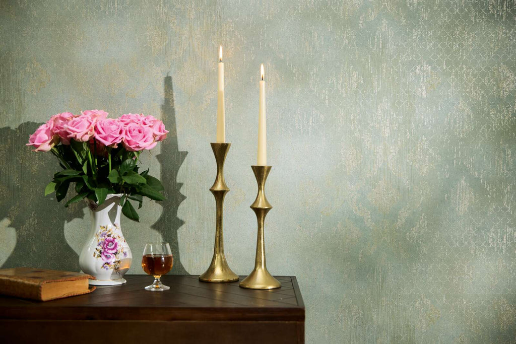 Zaļas tapetes ar greznu ornamentu un zeltainiem akcentiem - vizualizācija interjerā