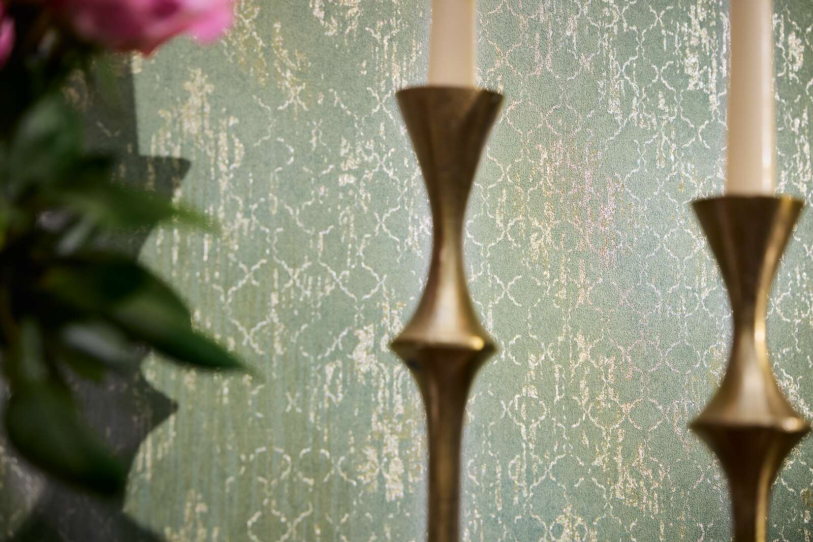 Zaļas tapetes ar greznu ornamentu un zeltainiem akcentiem - kombinācija ar mebelēm