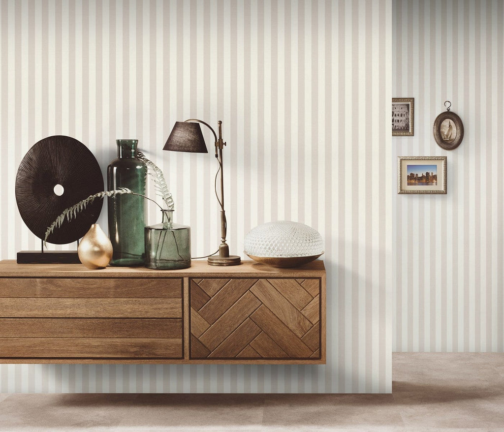 Klasiskas krēmkrāsas svītrainas tapetes no Erismann kolekcijas, 3731612, viesistabai - interjers 3