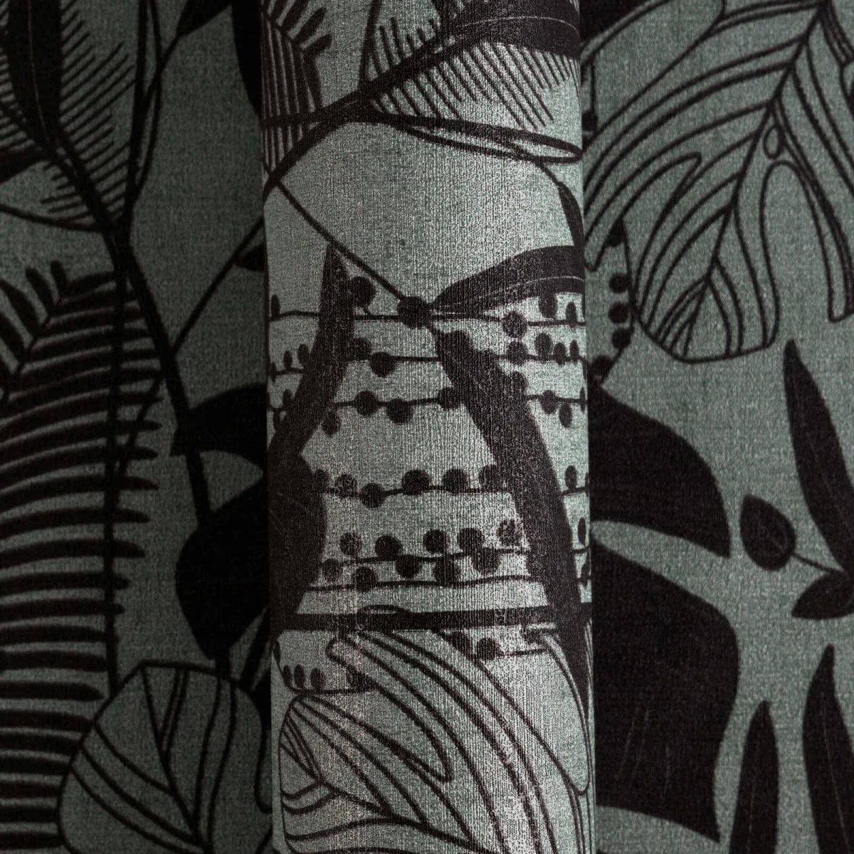 Tumši zaļas un melnas tapetes ar lapu dekoru un spīdumu | 3012134