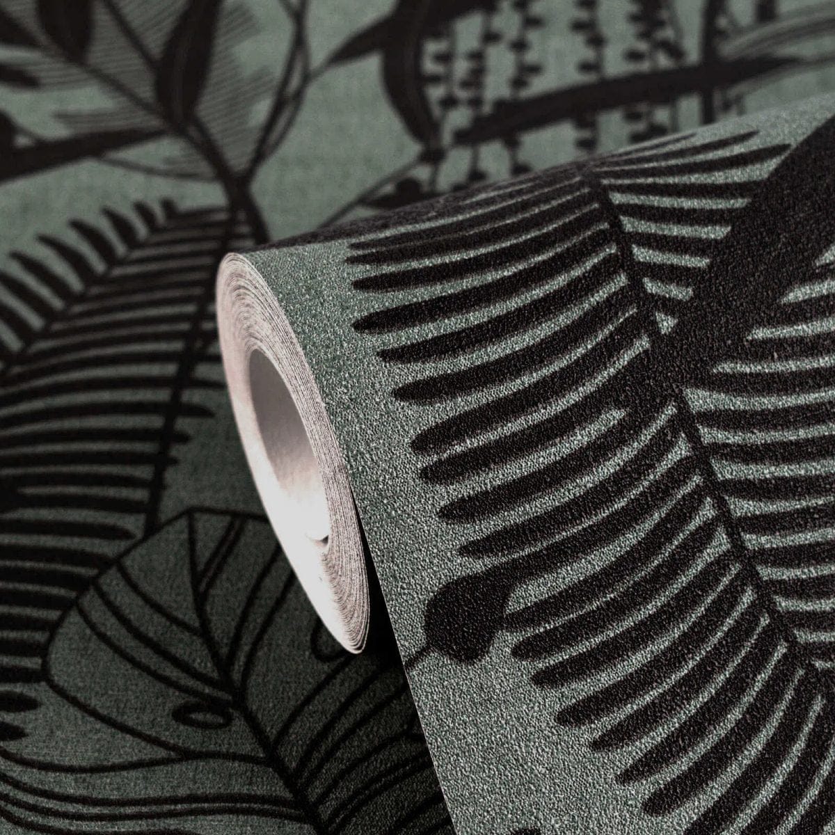 Tumši zaļas un melnas tapetes ar lapu dekoru un spīdumu | 3012134