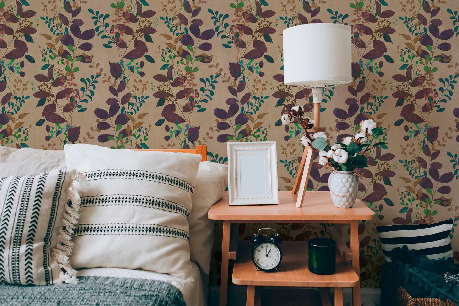 Brūnas tapetes ar lapām harmoniskā krāsu spēlē rudenīgā guļamistabas interjerā. SKU: 3012473, AS Creation.