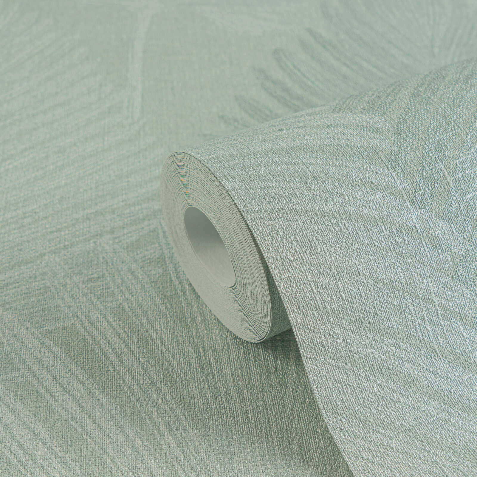 Zaļas tapetes ar dabas motīvu un viegli teksturētu virsmu - vizualizācija interjerā