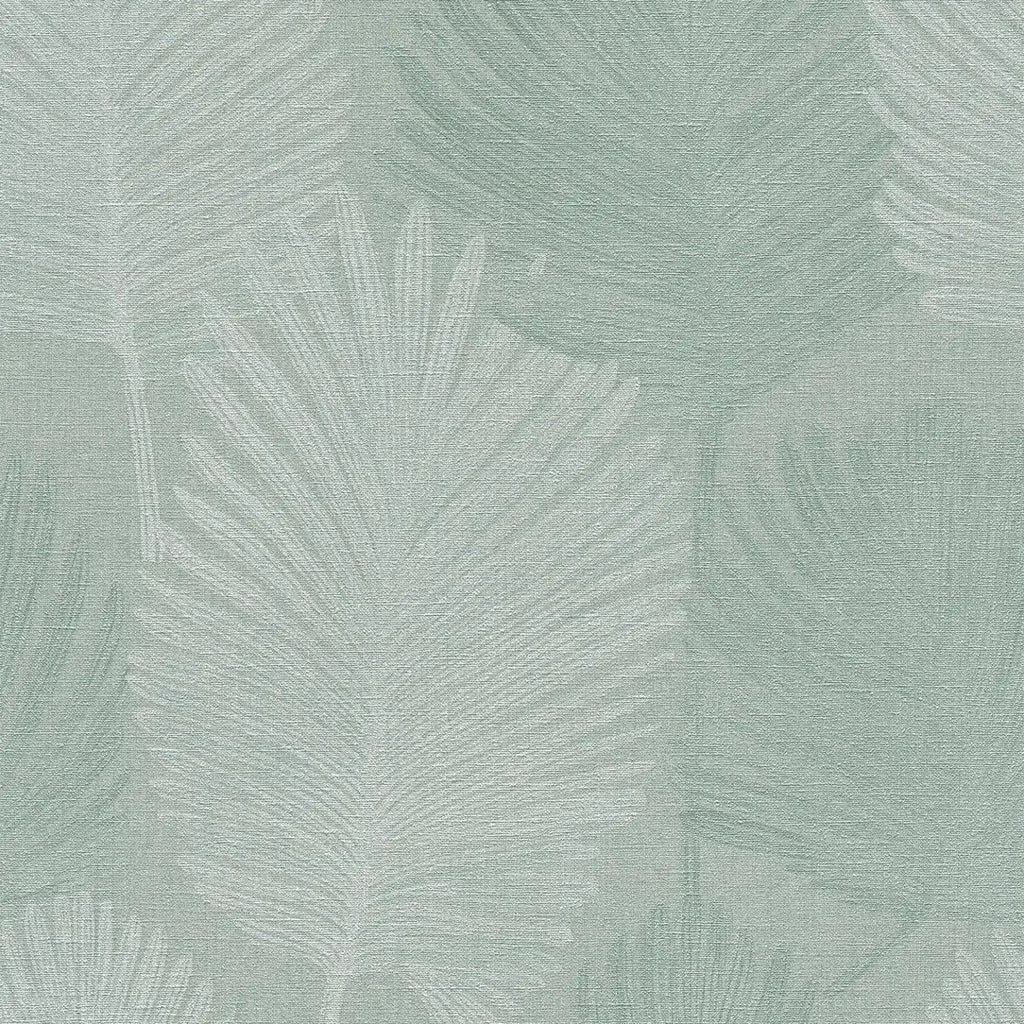 Zaļas tapetes ar dabas motīvu un viegli teksturētu virsmu - viesistabas interjerā