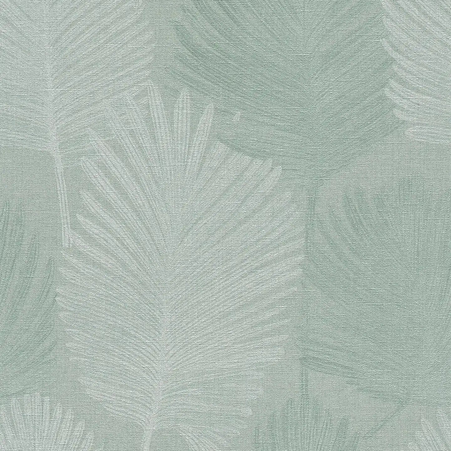 Zaļas tapetes ar dabas motīvu un viegli teksturētu virsmu - viesistabas interjerā