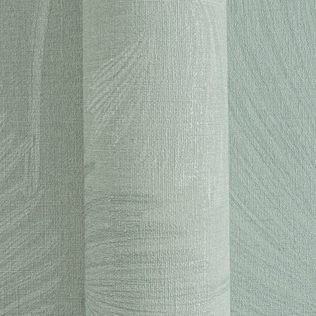 Zaļas tapetes ar dabas motīvu un viegli teksturētu virsmu - kombinācija ar mebelēm