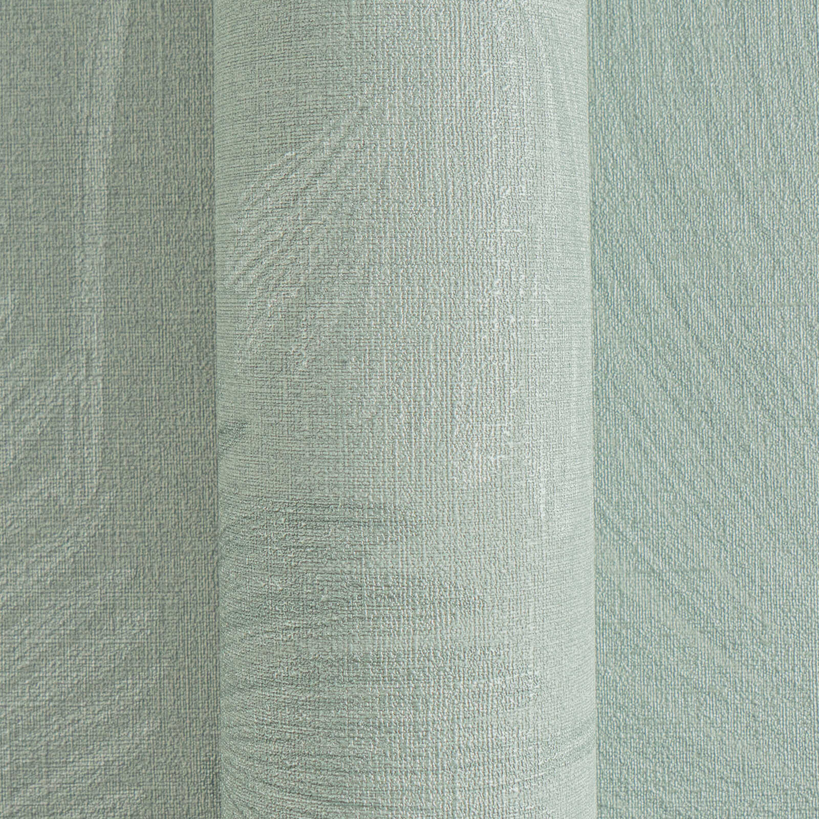 Zaļas tapetes ar dabas motīvu un viegli teksturētu virsmu - kombinācija ar mebelēm