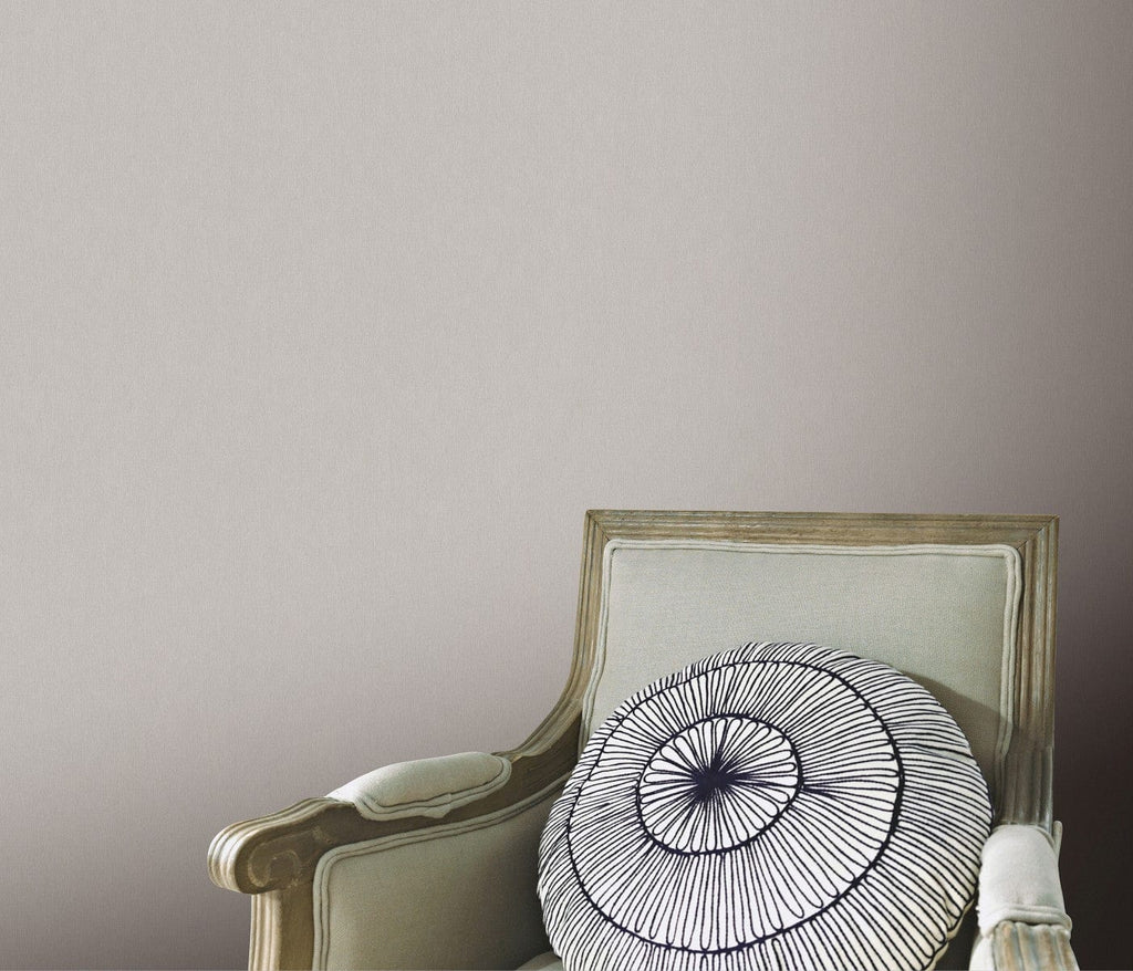 Taupe krāsas tapetes ar līniju tekstūru un smalku mirdzumu, 3730051, viesistabai - interjers 2