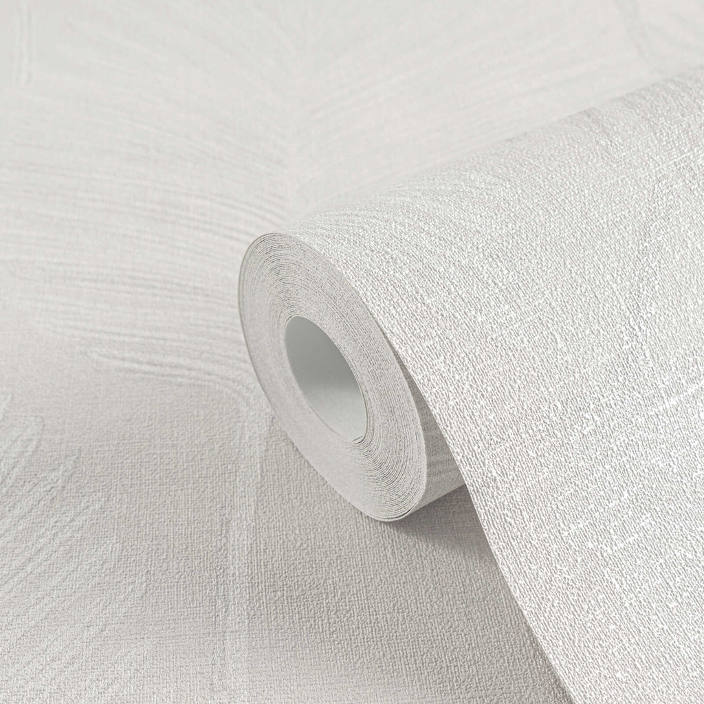 Tapetes ar lapu rakstu un maigu tekstūru gaiši pelēkā krāsā - vizualizācija interjerā