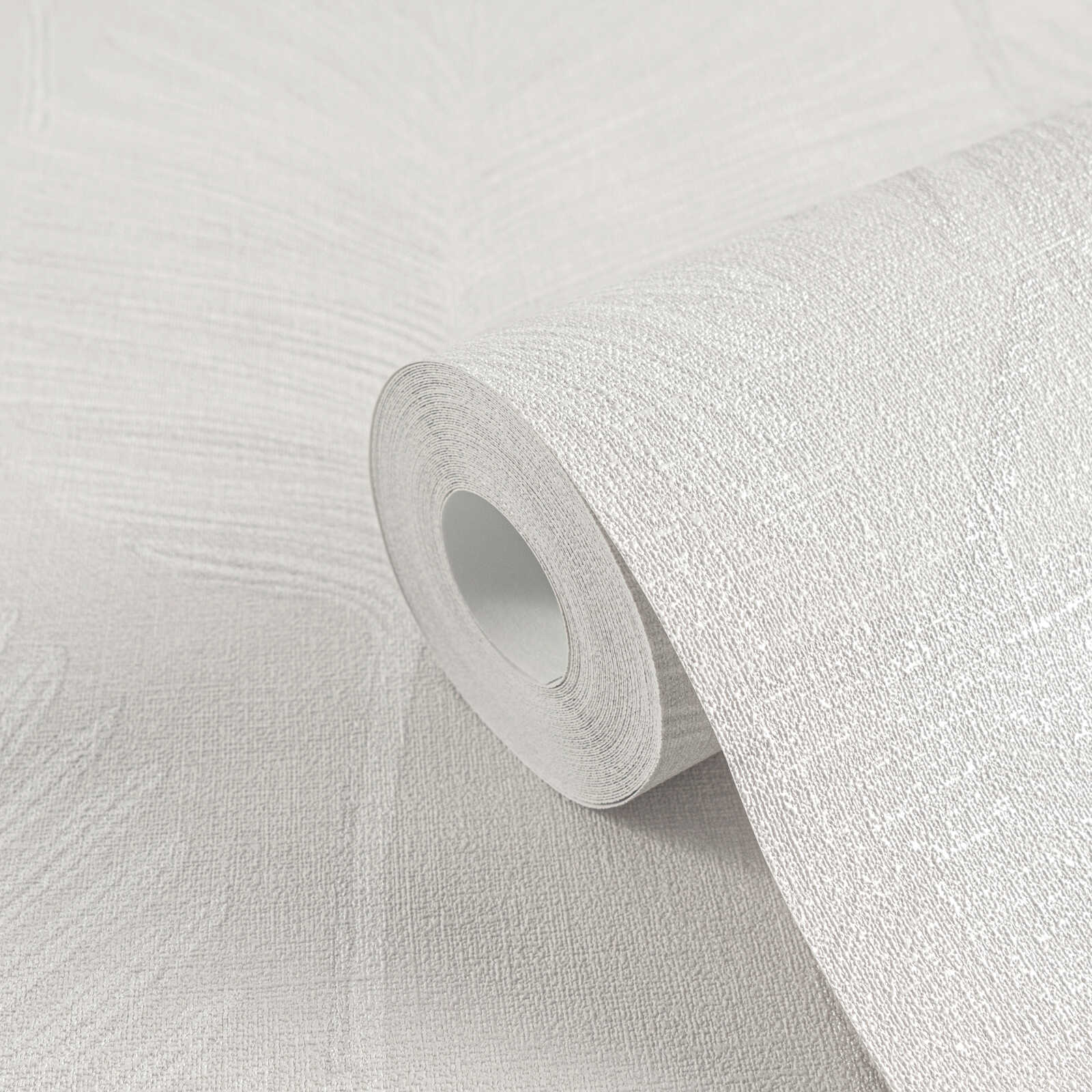 Tapetes ar lapu rakstu un maigu tekstūru gaiši pelēkā krāsā - vizualizācija interjerā