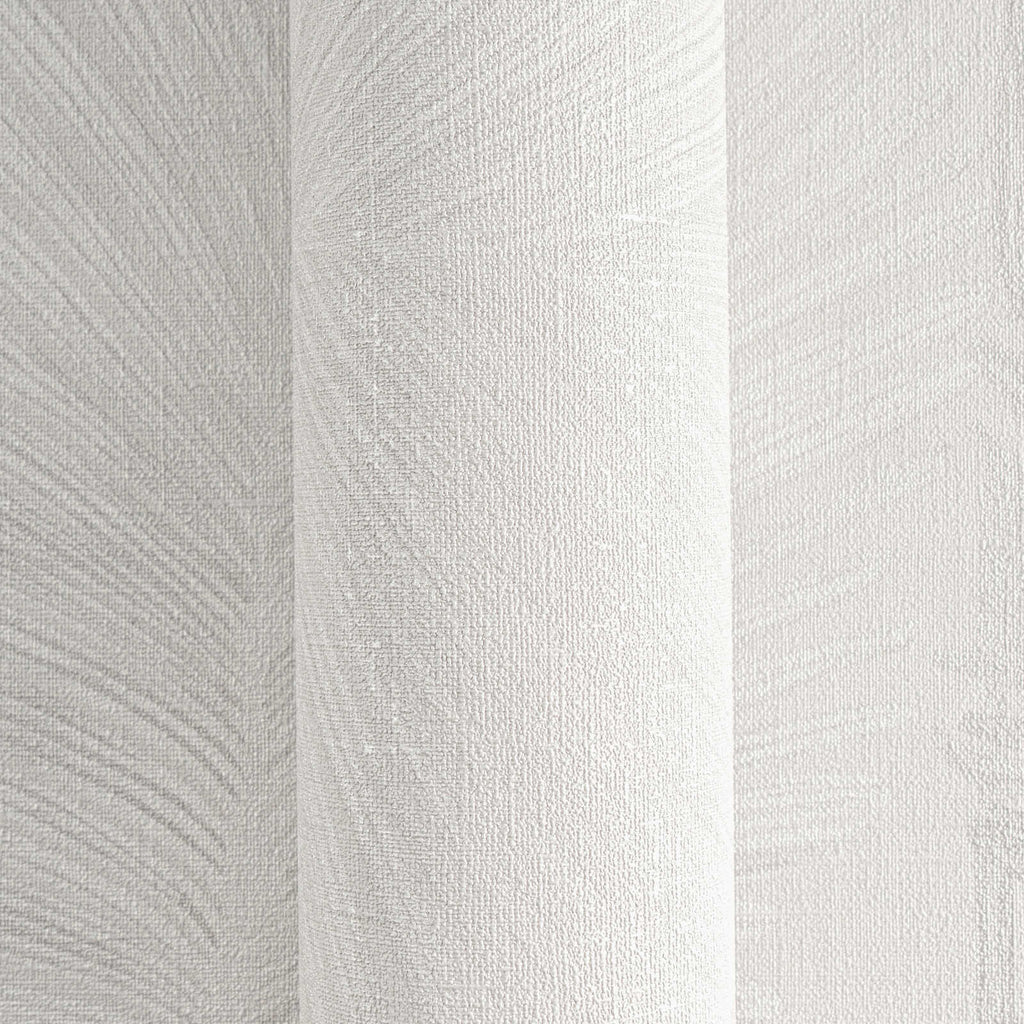 Tapetes ar lapu rakstu un maigu tekstūru gaiši pelēkā krāsā - kombinācija ar mebelēm