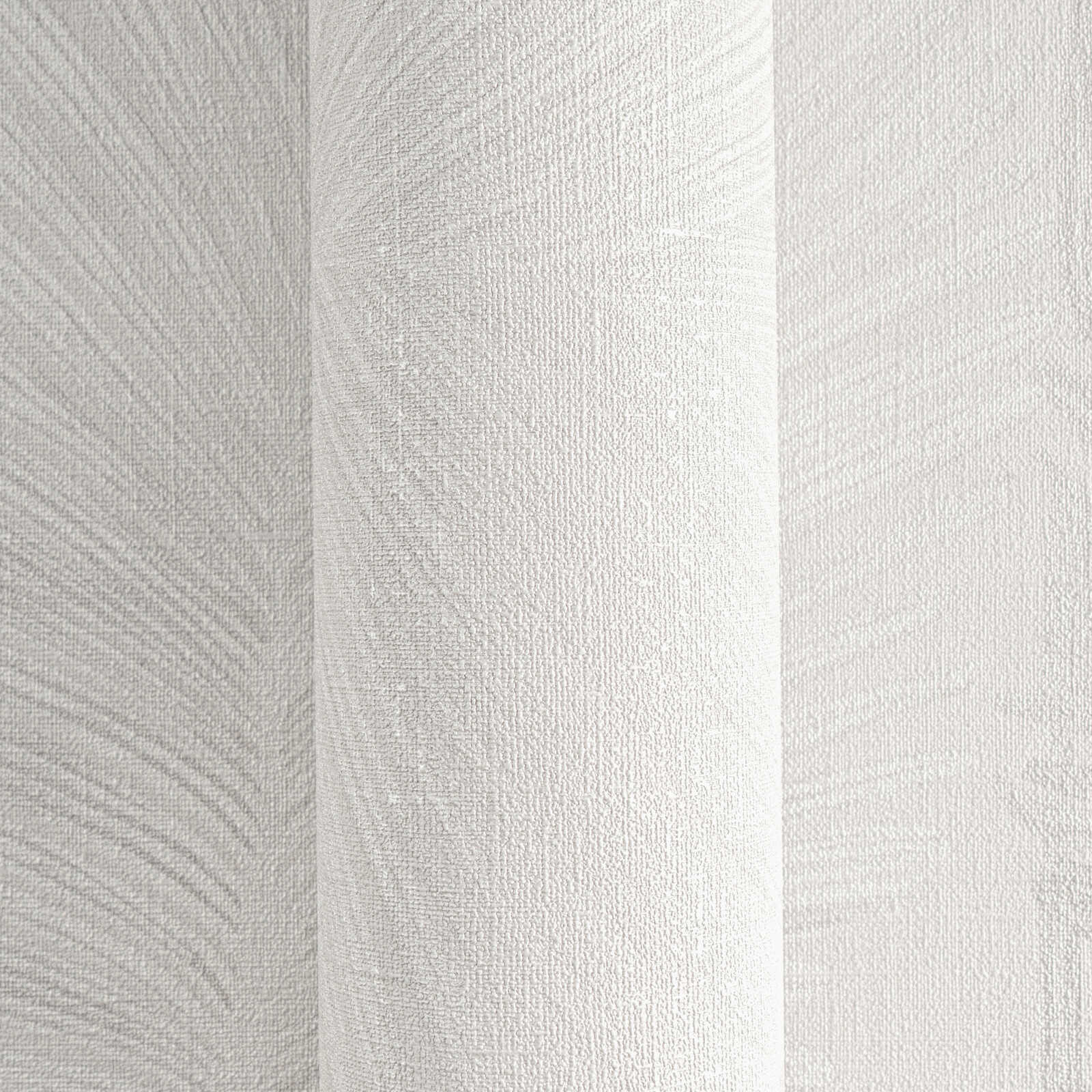 Tapetes ar lapu rakstu un maigu tekstūru gaiši pelēkā krāsā - kombinācija ar mebelēm