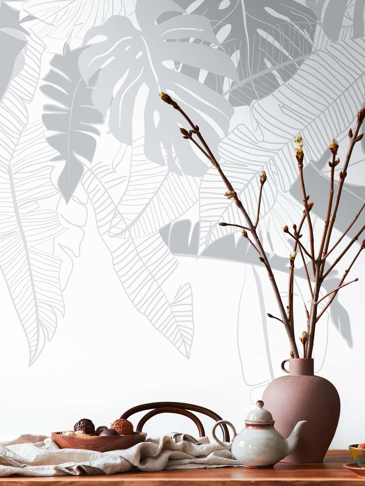 Tapetes ar pāvu un ziediem uz balta fona — dekoratīvs panelis - kombinācija ar mebelēm