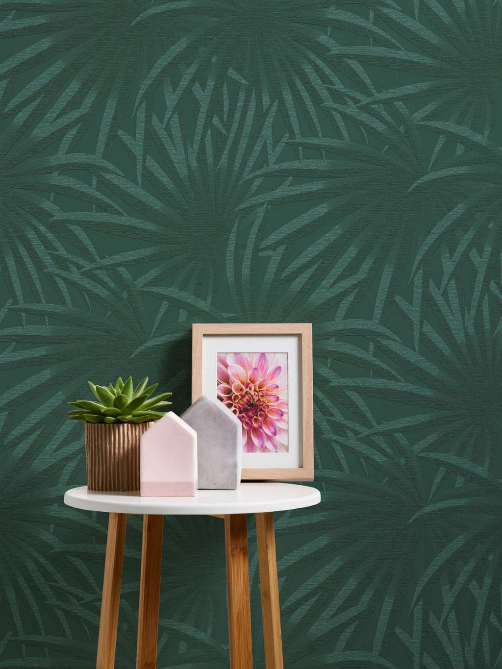 Zaļas tapetes ar palmu rakstu dabas iedvesmotam interjeram un mieram