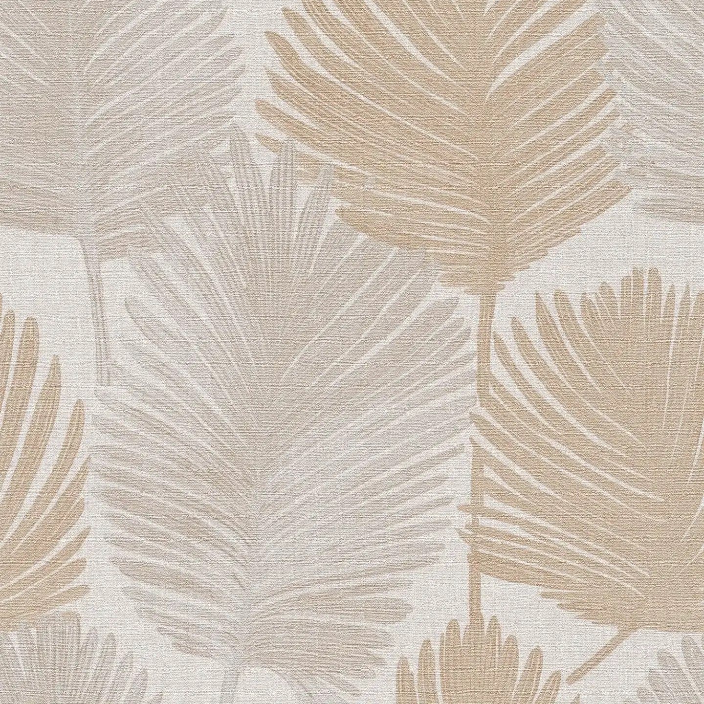 Tapetes ar palmu lapu motīvu un teksturētu virsmu pelēkā un bēšā tonī - kombinācija ar mebelēm