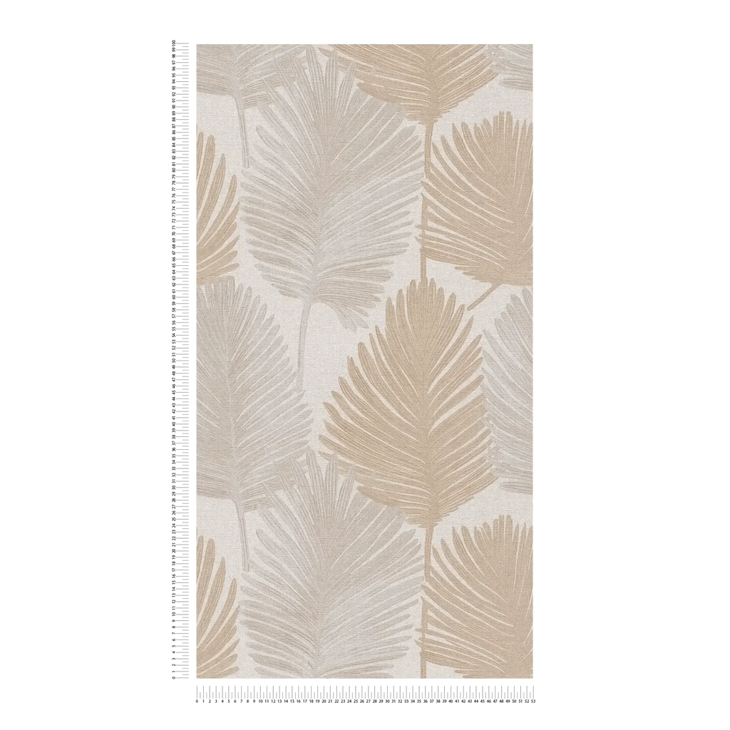 Tapetes ar palmu lapu motīvu un teksturētu virsmu pelēkā un bēšā tonī - istabas interjerā