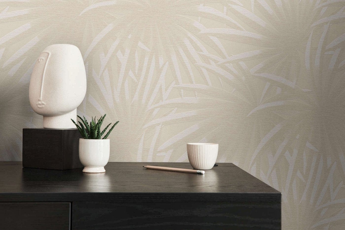 Tropiskas tapetes ar siltu palmu lapu motīvu ekso­tiskam sienas noformējumam