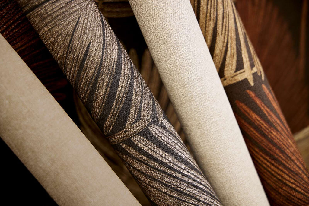 Melnas tapetes ar palmu lapām un zelta akcentiem — eksotisks stils - vizualizācija interjerā