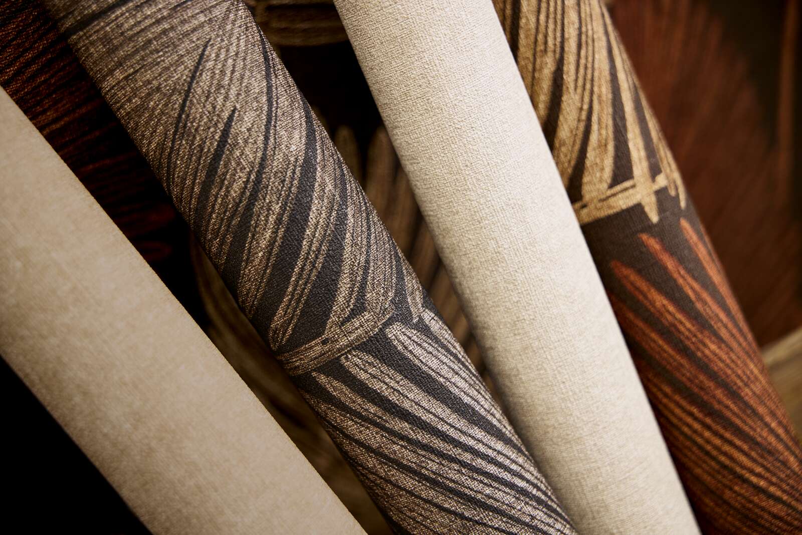 Melnas tapetes ar palmu lapām un zelta akcentiem — eksotisks stils - vizualizācija interjerā