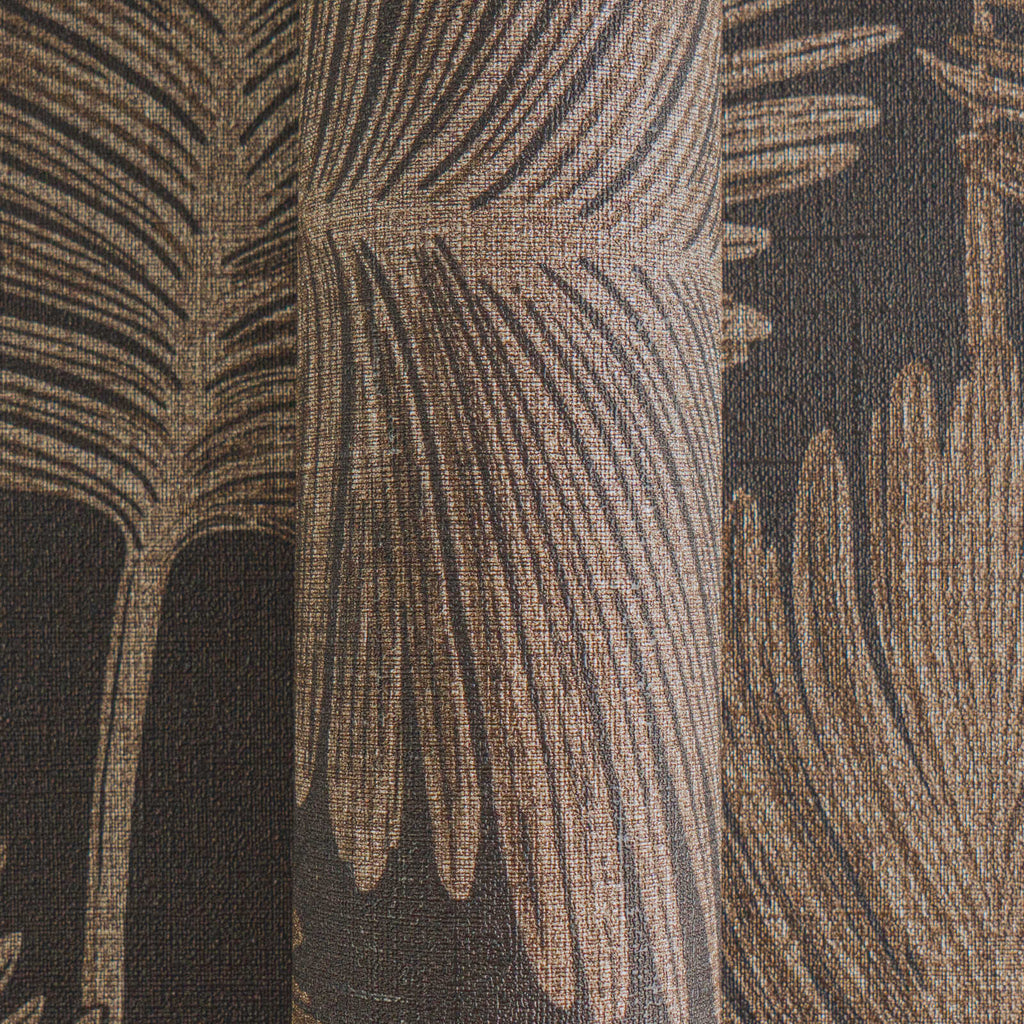 Melnas tapetes ar palmu lapām un zelta akcentiem — eksotisks stils - guļamistabas interjerā