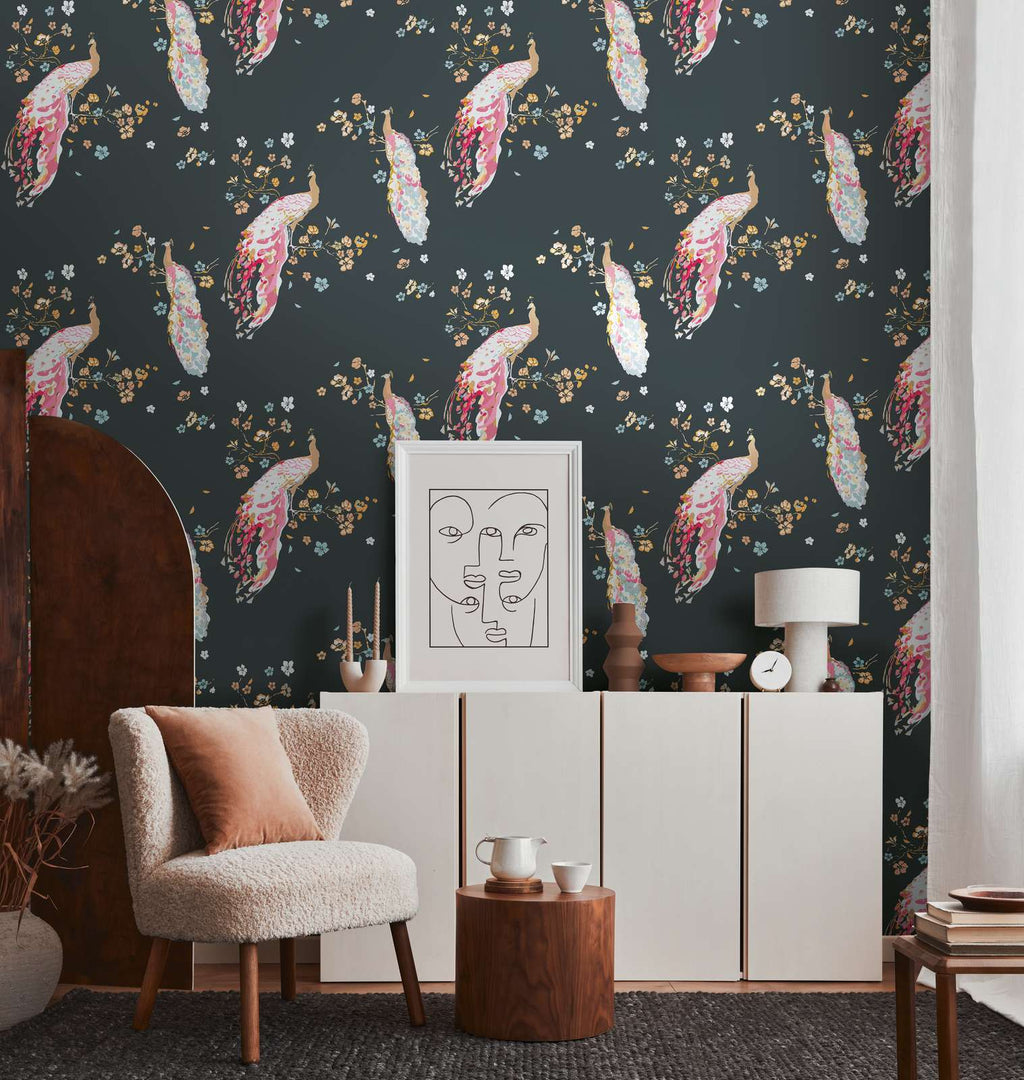 Tapetes ar pāviem un fakturētu virsmu ar vieglu spīdumu - guļamistabas interjerā