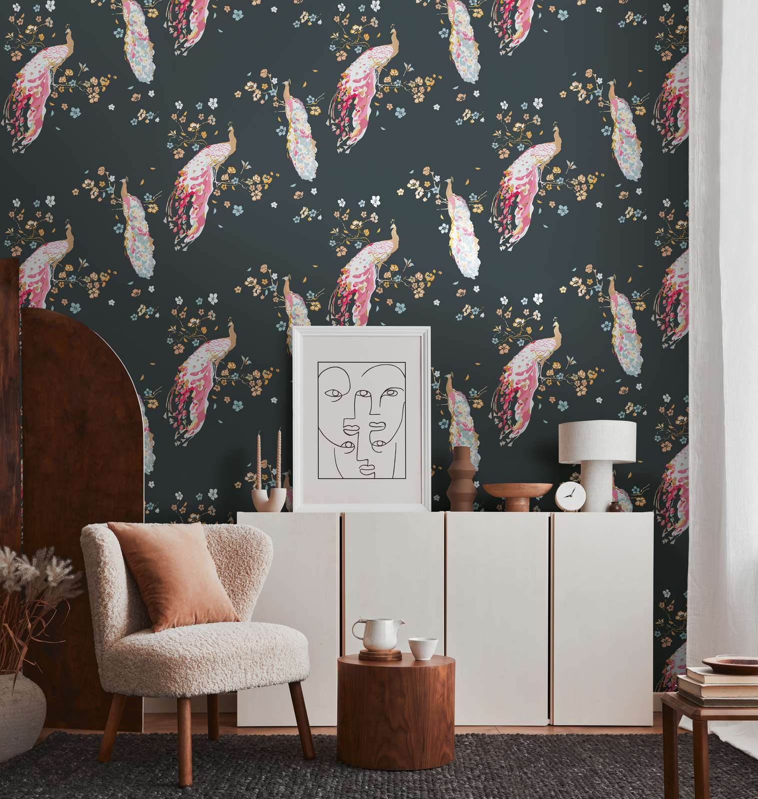 Tapetes ar pāviem un fakturētu virsmu ar vieglu spīdumu - guļamistabas interjerā