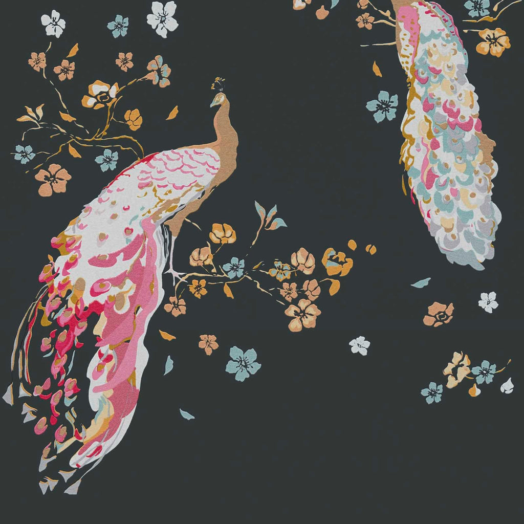 Tapetes ar pāviem un fakturētu virsmu ar vieglu spīdumu - vizualizācija interjerā