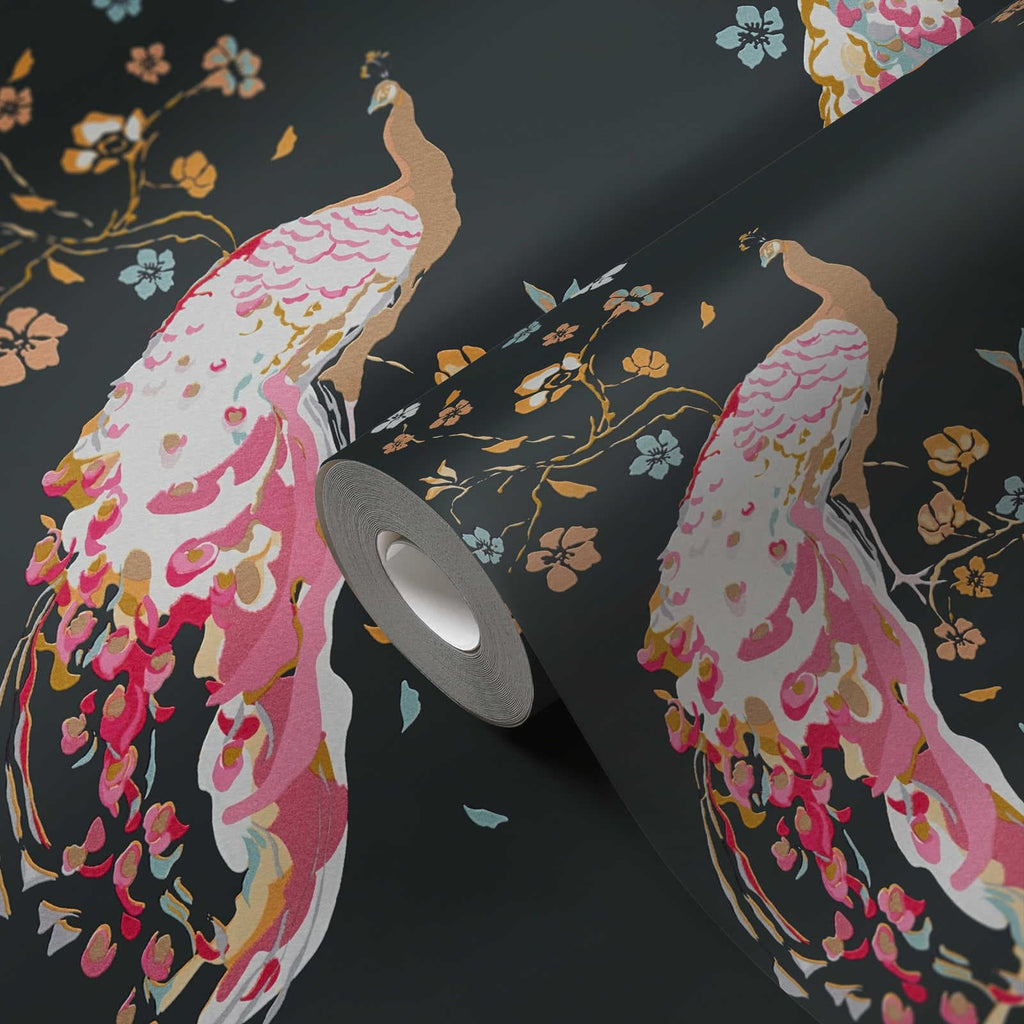 Tapetes ar pāviem un fakturētu virsmu ar vieglu spīdumu - kombinācija ar mebelēm